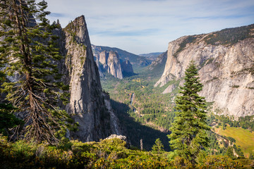 View from 4 Mile trail of Yosemite Valley including El Capitan, Sentinel Rocks, Cathedral Rocks and the Merced River. - obrazy, fototapety, plakaty