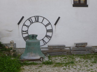 Glocke und Ziffernblatt einer Kirche in Radovljica