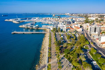 Schilderijen op glas Island of Cyprus. The Seafront Of Limassol. Promenade Of Molos. Marina. Mediterranean coast with a drone. Tourist infrastructure of Cyprus. Mediterranean landscape on a summer day. Holidays in Cyprus. © Grispb