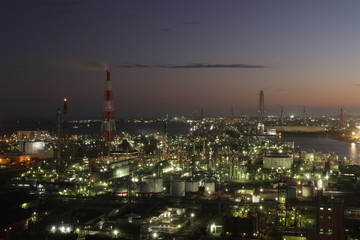Fototapeta na wymiar うみてらす14（四日市港ポートビル）から眺めた四日市コンビナートの工場夜景