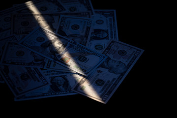 ドル紙幣に光が差す