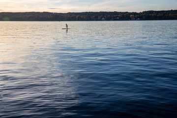 Naklejka premium Stand-Up-Paddling auf dem Starnbegrer See am Abend