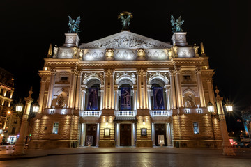 Fototapeta na wymiar Lviv National Academic Opera and Ballet Theatre named after Solomiya Krushelnytska Львівський національний академічний театр опери та балету імені Соломії Крушельницької театр опери і балету у Львові