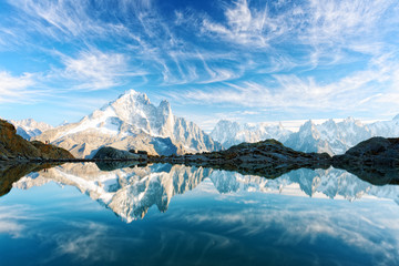 Ongelooflijk uitzicht op helder water en luchtreflectie op het Lac Blanc-meer in de Franse Alpen. Monte Bianco bergen bereik op de achtergrond. Landschapsfotografie, Chamonix.