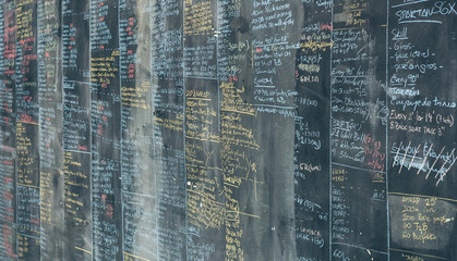 Blackboard with test results on the wall of a gym © David Pereiras