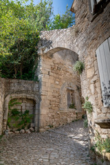 Fototapeta na wymiar ancient arch in the alleys french village in Provence Oppede le Vieux