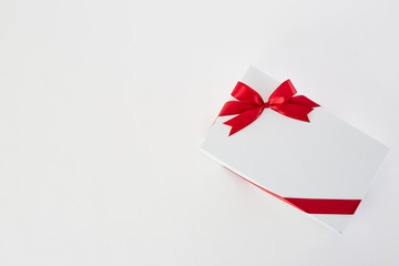 Obraz premium Red ribbon gift box on the white