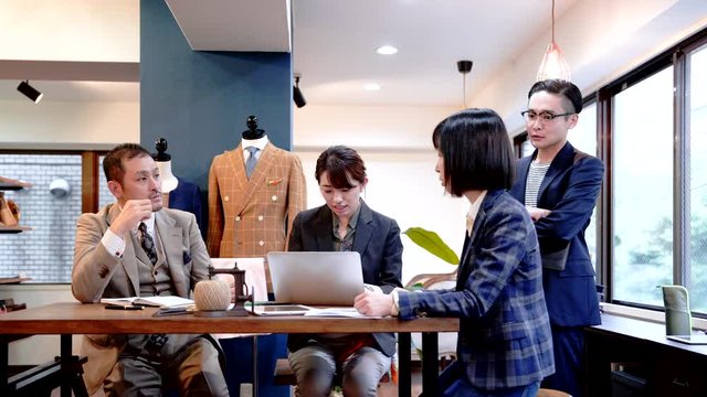 オフィスや店舗で会議や接客をする4人（アパレル・ブランディング・ファッション）