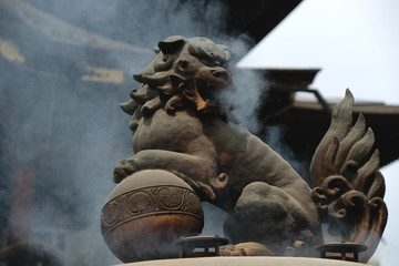 常香炉の上で煙を吐く獅子像（長野県善光寺）