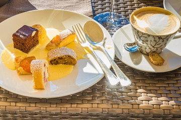 Petit fours mit Cappoccino