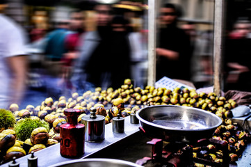 Fototapeta premium A street vendor sells freshly roasted chestnuts in Istanbul.