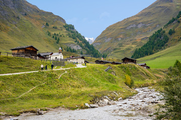 Wandern in Südtirol: traditionelles Bergdorf - die wunderschöne Fane Alm