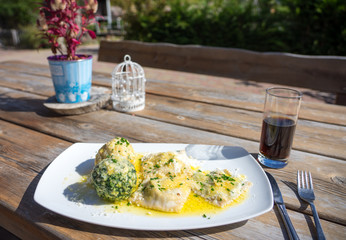 Wandern in Südtirol: Brotzeit / traditionelles Gericht am Berggasthof am Ritten: Schlutzkrapfen,...