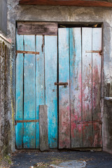 une vieille port en bois bleue et rouge