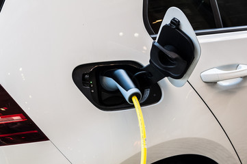 Elektroauto an Ladestation 