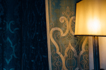 une vieille lampe abat-jour et un vieux papier paint