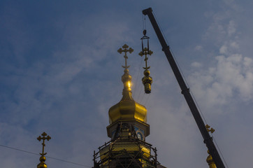 Fototapeta na wymiar installation of a dome on an Orthodox church