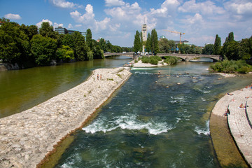 Baden in der Isar mit Deutschem Museum im Sommer