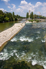 Baden in der Isar mit Deutschem Museum im Sommer