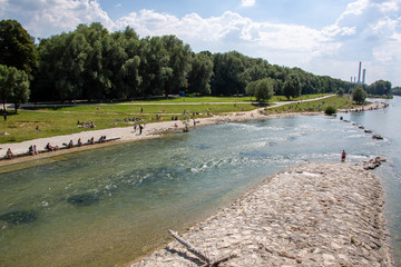 Erholung am Isarufer im Sommer in München