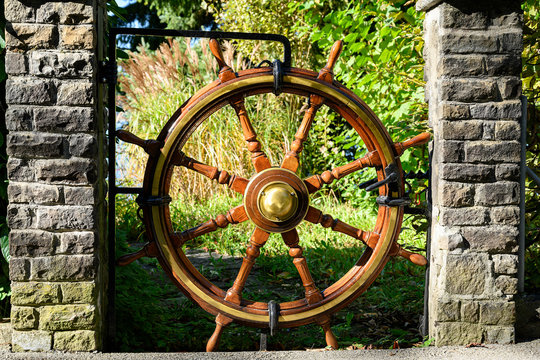 Schiffssteuerrad als Gartentor, Kehrsiten, Nidwalden, Schweiz