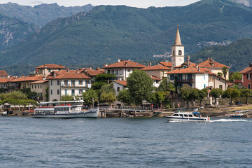 Fototapeta premium village italien au bord du lac Majeur