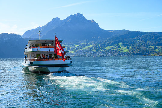 Schiff bei der Schiffsstation in Kehrsiten, Nidwalden, Schweiz