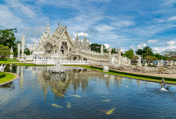 Fototapeta na wymiar Beautiful white temple, Wat Rongkhum, in chiangrai, the northern Thailand