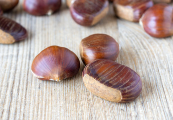 Castagne d'autunno su tavola di legno macro fotografia
