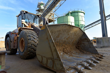 Abbau von Sand & Kies in einem Kieswerk/ Tagebau //// Mining sand in a gravel plant
