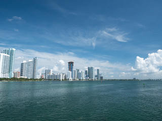 Naklejka premium widok na panoramę centrum Miami w słoneczny i pochmurny dzień z niesamowitą architekturą