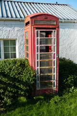 Obraz premium Shabby red traditional British red telephone kiosk