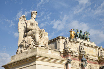 Fototapeta na wymiar Statues du jardin du Carrousel à Paris