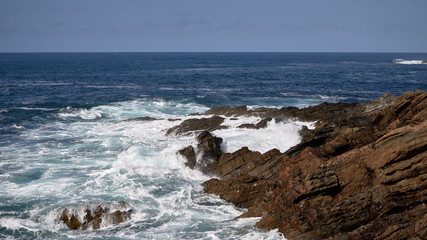 Fototapeta na wymiar olas rompiendo contra las rocas en un acantilado