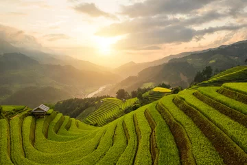 Photo sur Plexiglas Mu Cang Chai Vue aérienne de dessus des rizières en terrasses, des champs agricoles verts à la campagne ou dans la zone rurale de Mu Cang Chai, Yen Bai, vallée des collines montagneuses au coucher du soleil en Asie, Vietnam. Fond de paysage naturel.