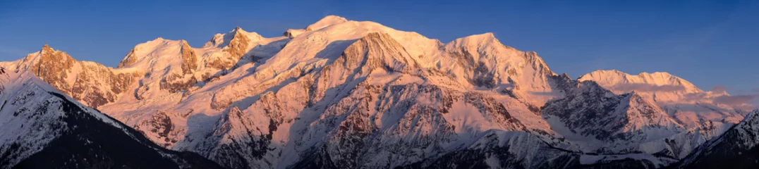 Photo sur Plexiglas Mont Blanc Mont Blanc mountain range at sunset. Aiguille du Midi needle, Mont Blanc du Tacul, Bossons Glacier, Mont Blanc. Chamonix, Haute-Savoie, Alps, France