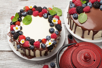 Cheesecake with berries and chocolate