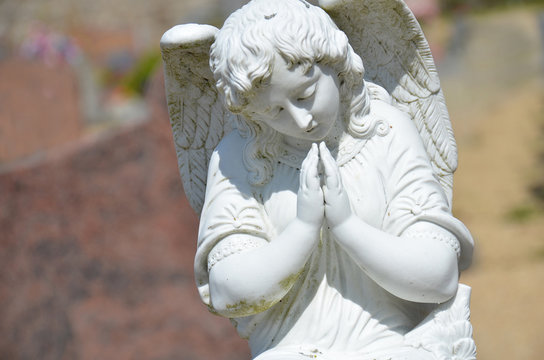 Betender Engel auf Friedhof, Trauerkarte