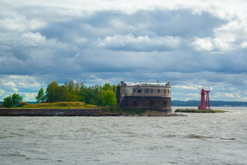 Marine fort kronshlot on the island in kronstadt saint-petersburg at summer day. Tourist attraction in saint petersburg, russia
