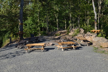 ławki dla turystów wokół Zamku księcia Henryka na Wzgórzach Łomnickich