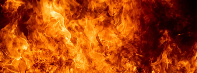 Foto op Aluminium Close-up van hete vuurvlam branden gloeiend op zwarte donkere achtergrond © Torychemistry