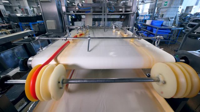 Spinning mechanism is winding flexible fish sticks