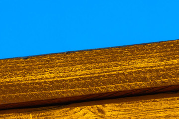 Blauer Himmel mit Holz für Copy Space