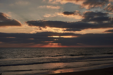 Fototapeta premium Puesta de sol en la playa de El Palmar, perteneciente a Vejer de la Frontera, en la provincia de Cádiz. Andalucía. España