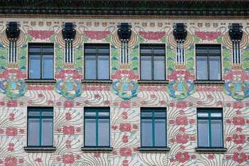 Fassade Majolika Haus (Majolikahaus) Jugendstil Fenster mit Ornamenten und Blumen als Close up in...