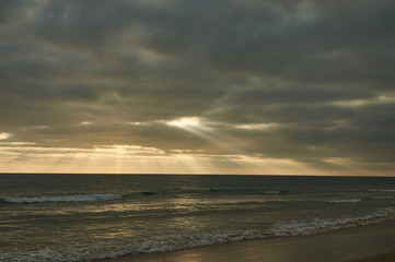 Fototapeta na wymiar Puesta de sol en la playa de El Palmar, perteneciente a Vejer de la Frontera, en la provincia de Cádiz. Andalucía. España
