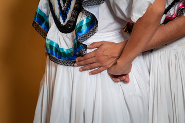 Joven pareja gay lesbianas adelitas amor abrazo mexicana cultura traje típico blanco