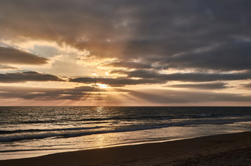 Puesta de sol en la playa de El Palmar, perteneciente a Vejer de la Frontera, en la provincia de...