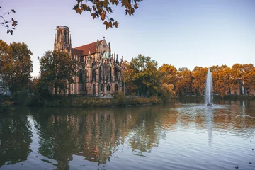 Herbsteindruck der Feuerseekirche, Stuttgart, Deutschland © Timo Günthner