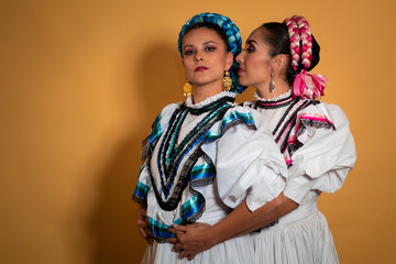 Joven pareja gay lesbianas adelitas amor abrazo mexicana cultura traje típico blanco